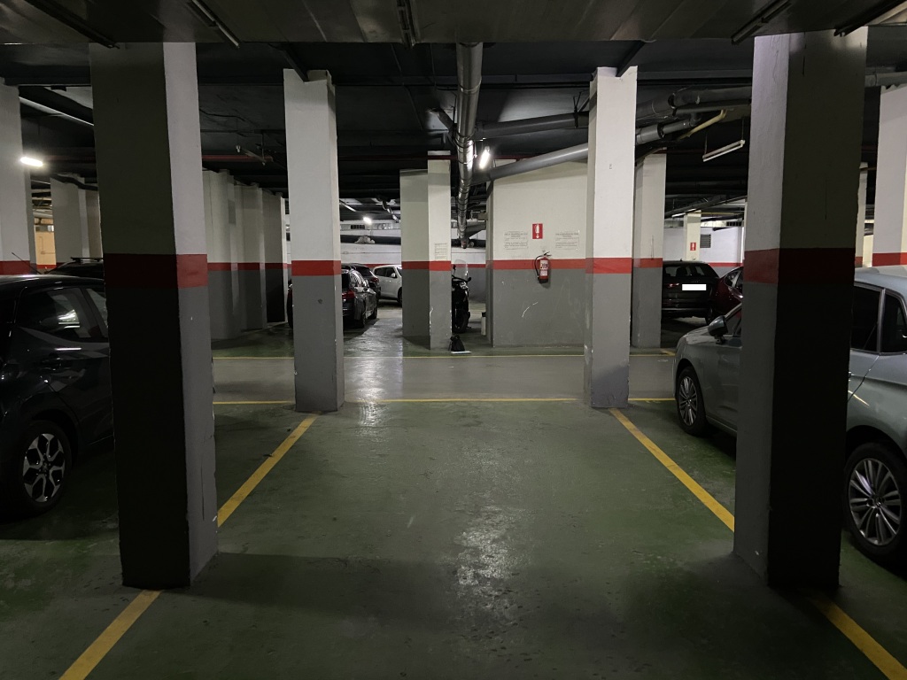 Plaza de parking en Barcelona en LES CORTS  Violant D'hongria Reina D'arago