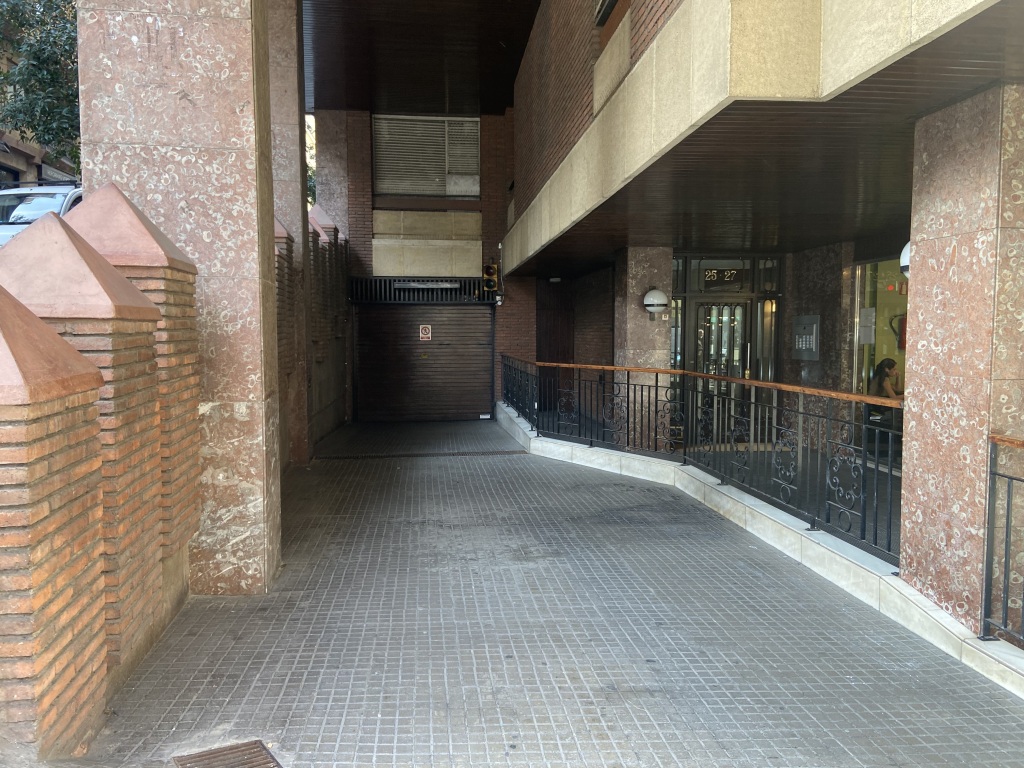 Plaza de parking en Barcelona en LA SALUT  Travessera de Dalt